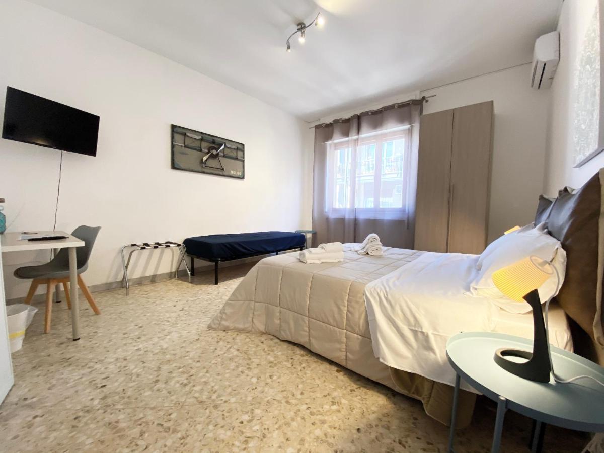 Bari Rooms Central Station Bagian luar foto